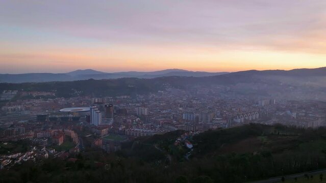 Amanecer en Bilbao desde el aire