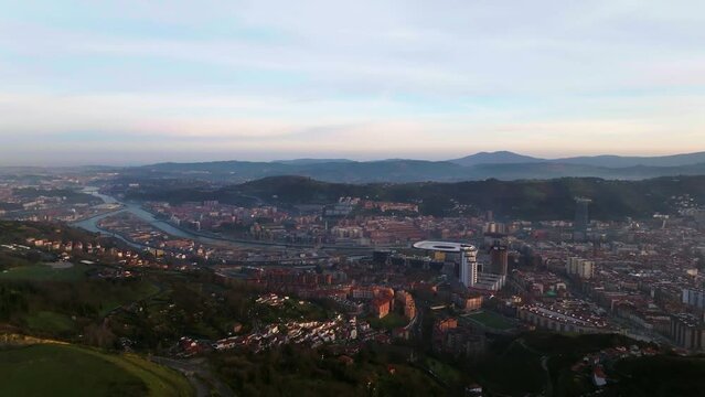 Bilbao iluminado por el sol de la ma&ntilde;ana