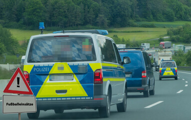 Fußballeinsätze Polizeiautos Straße