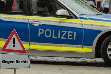 Polizeiauto vor Demonstration gegen Rechts