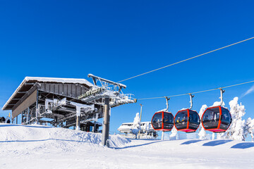 Landschaft mit Schnee und Seilbahn im Winter in Ruka, Finnland