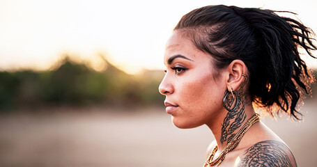 primo piano testa di giovane donna latino americana, vista di profilo, tatuaggi e capelli corvini - obrazy, fototapety, plakaty