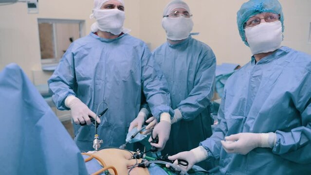 Video endoscopic surgery. A surgeon performs an operation to remove the gallbladder in the clinic. 