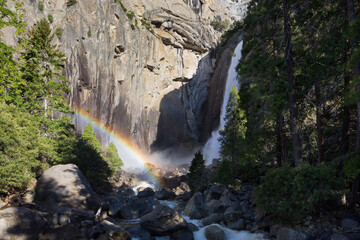 Lower Yosemite Falls, Yosemite Creek, Regenbogen, Yosemite National Park, Kalifornien, USA