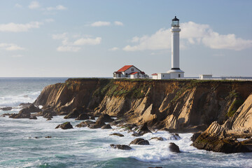 Fototapeta na wymiar Point Arena Lighthouse and Museum, Arena Rock Marine Natural Preserve, Kalifornien, USA