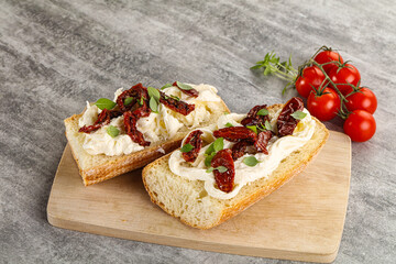 Bruschetta with strachatella and dry tomato