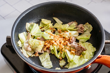 焼いた肉と野菜に入れた肉天かす