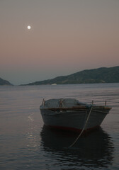 coucher de soleil avec barque au premier plan  - 721471880