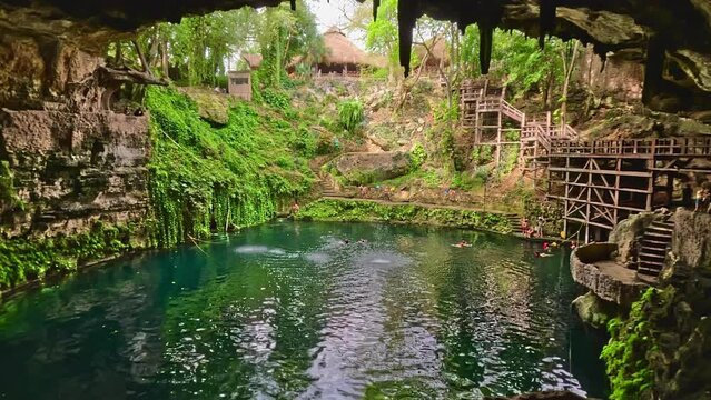 Cenote semi cubierto en la ciudad de valladolid en la selva del caribe mexicano