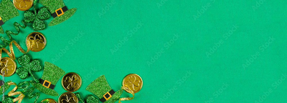 Poster st patricks day corner border of shamrocks, leprechaun hats, gold coins and ribbon. top view over a 
