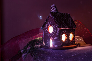 Ręcznie robiony domek z piernika: słodka ozdoba świąteczna,  domek uwieńczony cukrowym dachem,...