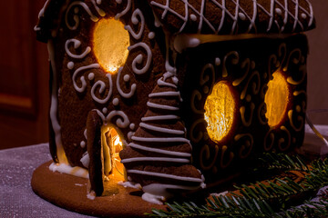 Ręcznie robiony domek z piernika: słodka ozdoba świąteczna,  domek uwieńczony cukrowym dachem, pełen ciepła i magii bożonarodzeniowego czasu, ze światełkiem w środku.