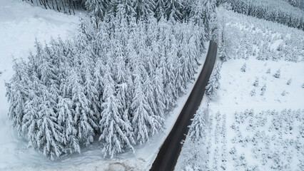 Strasse durch verschneite Winterlandschaft Luftbild - 721501427