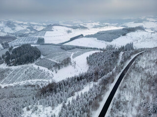 Strasse in verschneiter Winterlandschaft - 721502259