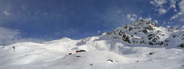 Vue panoramique sur les belles montagnes enneigées de la chaine des Alpes en France