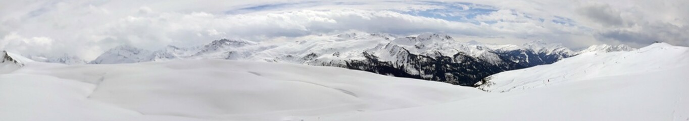 Vue panoramique sur les belles montagnes enneigées de la chaine des Alpes en France