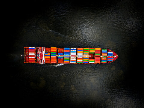 Vue a&eacute;rienne drone, un porte-conteneurs ou une entreprise de transport de marchandises par porte-conteneurs
