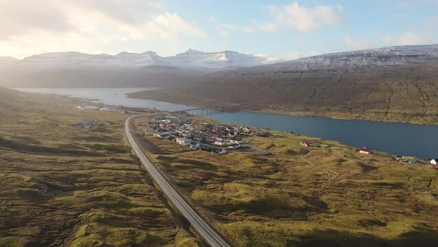 Kleines Dorf im Fjord auf den Faroer Islands Drohnenaufnahme
