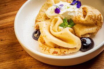 pancakes with cream and berries