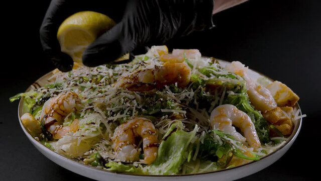 Shrimps salad with leamon