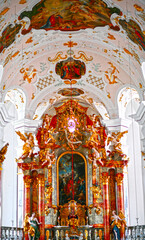 Fototapeta na wymiar Hochaltar der Frauenkirche (Zu Unserer Lieben Frau) in Günzburg, Schwaben (Bayern) 