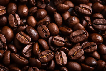 Obraz premium Close-up view of roasted coffee beans, rich in texture and color