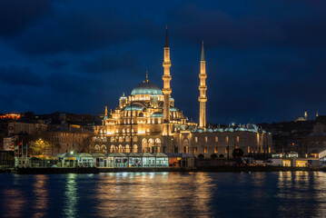 Fototapeta na wymiar The New Mosque completion between 1660 and 1665, is an Ottoman imperial mosque located in the Eminönü quarter of Istanbul, Turkey.