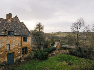 Fototapeta na wymiar old house in english costwolds village