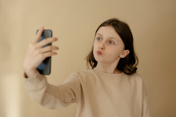 Mädchen, 10, macht ein Selfie mit Handy