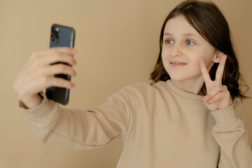 Mädchen, 10, macht ein Selfie mit Handy