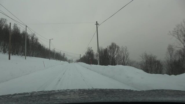 Fahrt von Tromsoe nach Grotfjord im Winter, Norwegen
