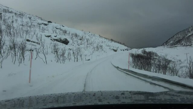 Fahrt von Tromsoe nach Grotfjord im Winter, Norwegen
