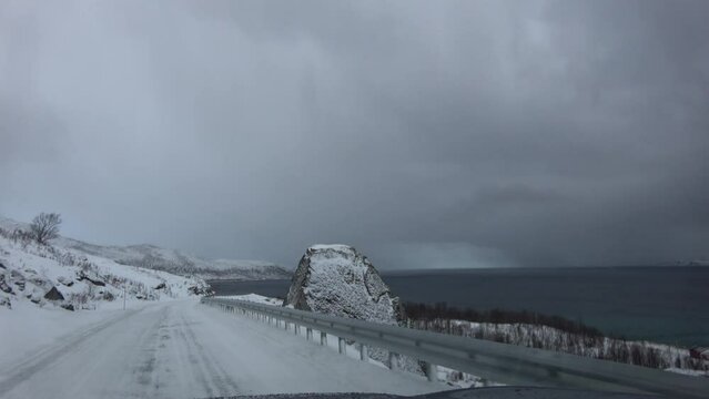 Strand von Grotfjord im Winter, Norwegen
