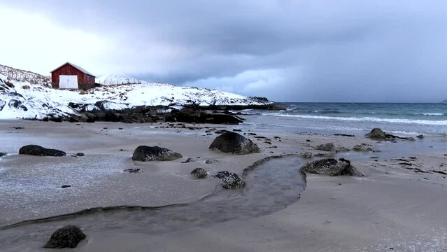 Strand von Grotfjord im Winter, Norwegen
