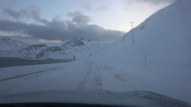 Fahrt auf der Bundesstrasse E69 zwischen Honningsvag Strand und Honningsvag, Norwegen