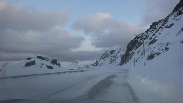 Fahrt auf der Bundesstrasse E69 zwischen Honningsvag Strand und Honningsvag, Norwegen