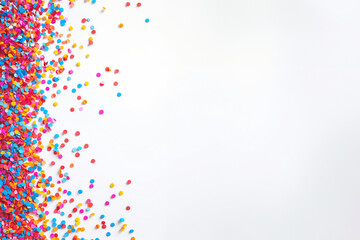 Bordure de confettis multicolores sur un fond blanc pour le carnaval ou les célébrations comme les anniversaires ou nouvel  an. Espace négatif texte - copyspace - obrazy, fototapety, plakaty