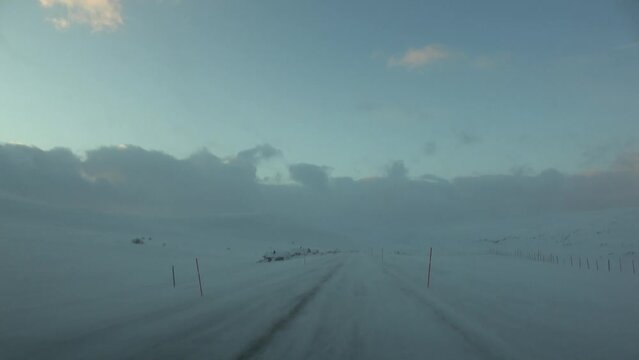 Fahrt auf der Bundesstrasse E69 zwischen Skaidi und Rafsbotn, Norwegen