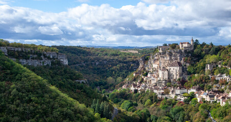 Fototapeta na wymiar The sacred village of Rocamadour and the Alzou Canyon