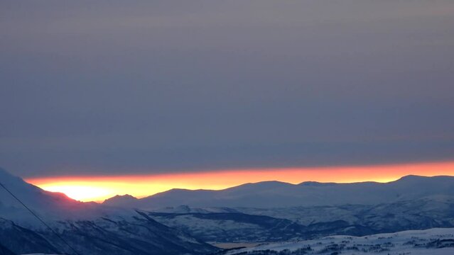 Tromsoe vom Berg Storsteinen in der Blauen Stunde, Norwegen
