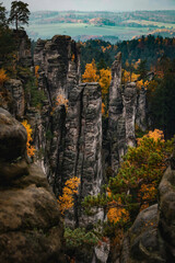 Blick in die Felsenstadt Tschechiens an einem regnerischen Tag im Herbst