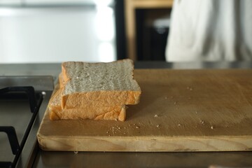 カットした食パンをまな板の上に積んでいるところ