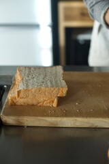 カットした食パンをまな板の上に積んでいるところ