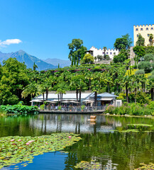 Der Seerosenteich in den Gärten von Schloss Trauttmansdorff in Meran, Südtirol (Italien)	