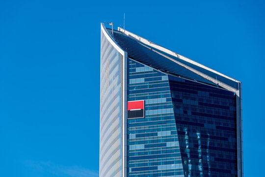 Puteaux, France - 26 janvier 2024: Facade d'une tour de la Soci&eacute;t&eacute; G&eacute;n&eacute;rale dans le quartier d'affaires de Paris - La D&eacute;fense. La Soci&eacute;t&eacute; g&eacute;n&eacute;rale est une des principales banques fran&ccedil;aises
