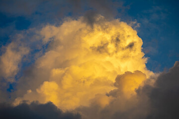 Fototapeta na wymiar ramatic and mysterious sky with dark, yellowish clouds