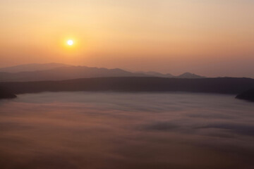 北海道の摩周湖の霧と日の出