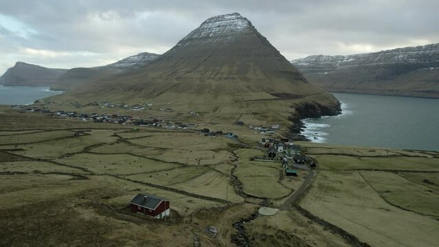 Kleines Dorf im Fjord auf den Faroer Islands Drohnenaufnahme
