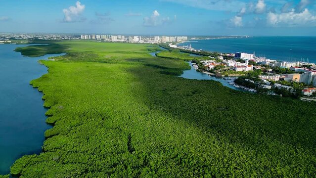 Laguna de Nichupte y Mar del Caribe en canc&uacute;n conectador por un rio cubierto de mangle