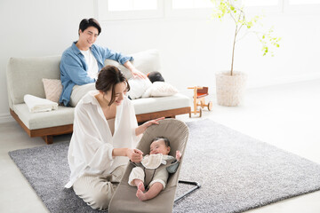 リビングで子育てをする4人アジア人（日本人）家族の広角 俯瞰